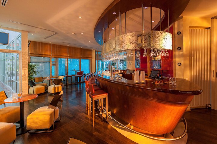 Lounge 38 of 50
