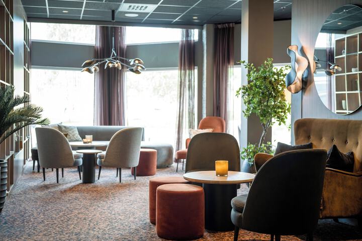 Lounge 82 of 93
