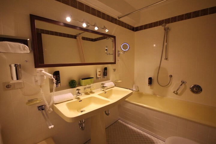Room 15 of 25