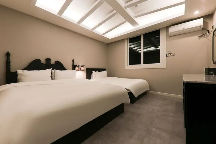 Room 6 of 19