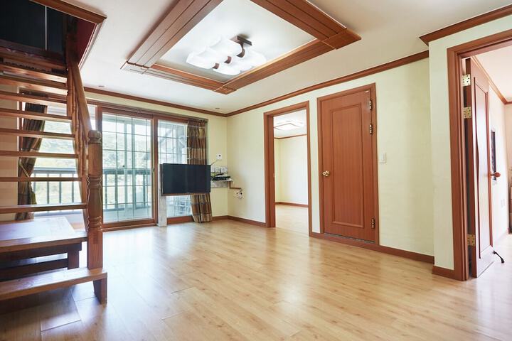 Room 4 of 82