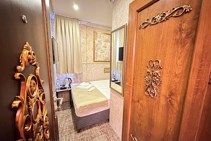 Room 9 of 170