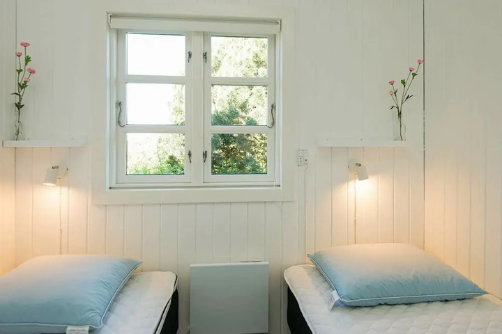 Room 5 of 12