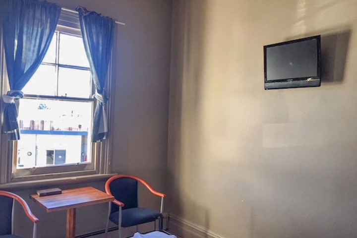 Room 32 of 62