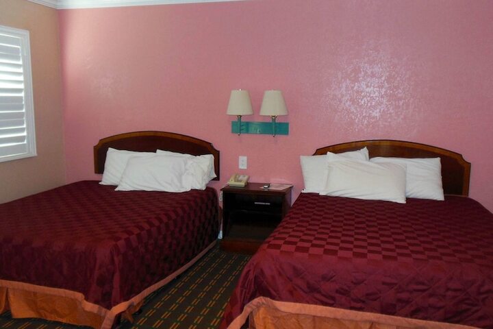 1 Queen Bed (5 of 15)