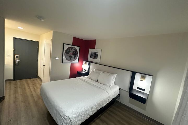 1 King Bed (10 of 11)
