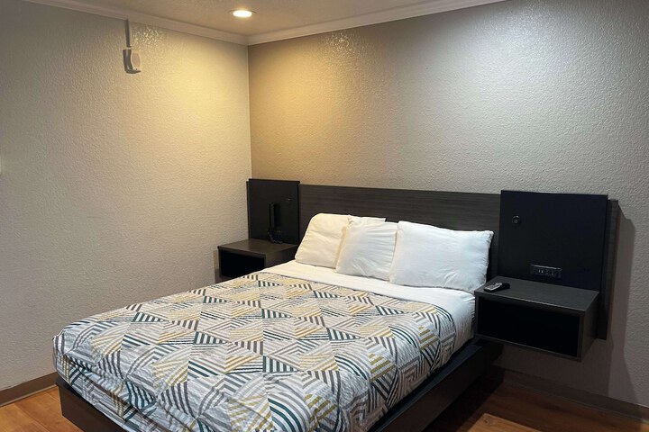 1 Queen Bed (17 of 17)