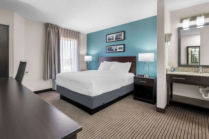 1 Queen Bed (17 of 17)