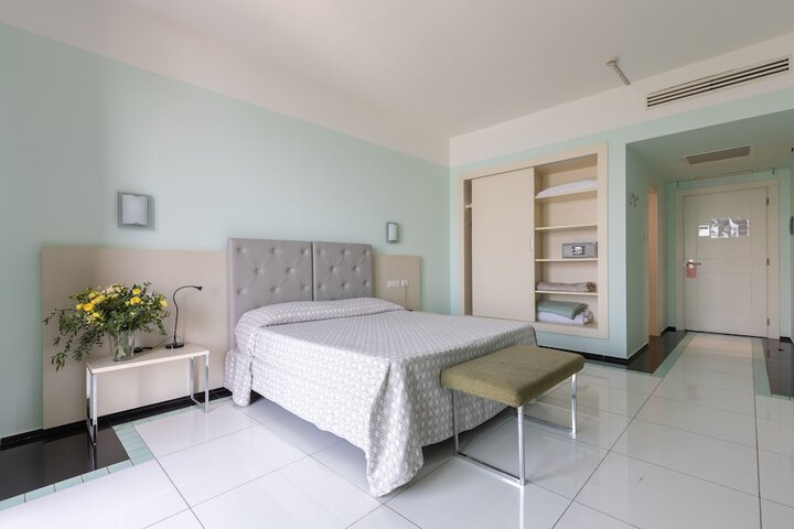 Room 25 of 152