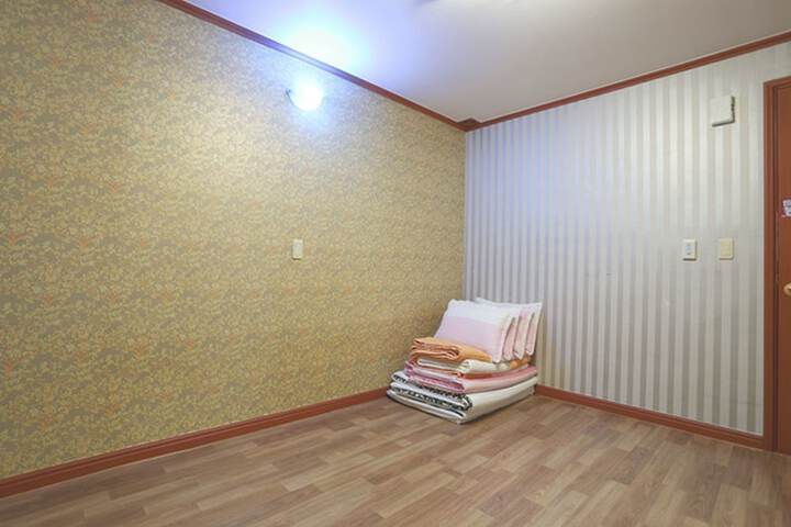 Room 6 of 28