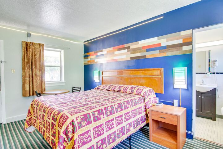 1 Queen Bed (10 of 10)