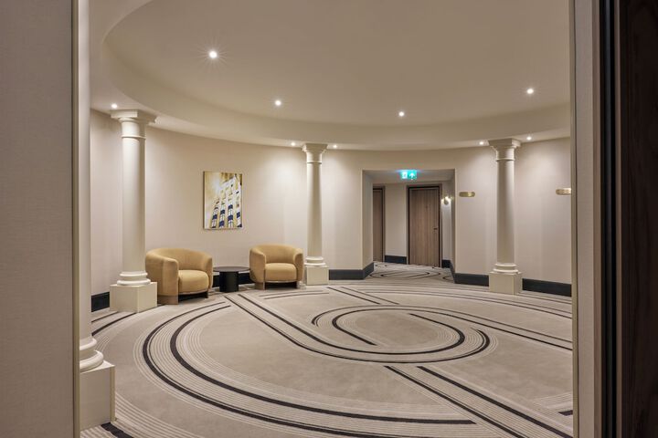 Ballroom/Hall 113 of 122