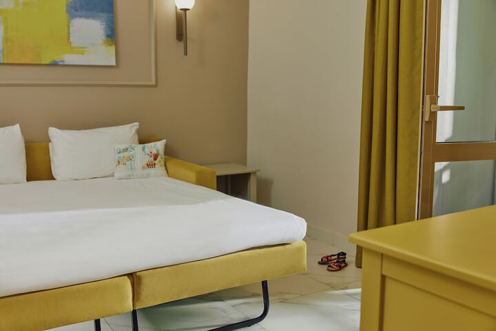 Room 4 of 83