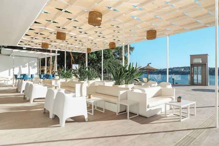 Swim-up bar