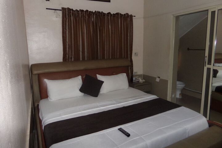 Room 6 of 16