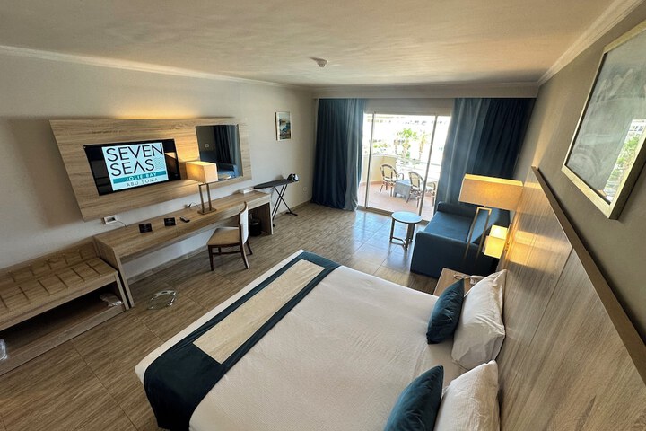 Room 42 of 204