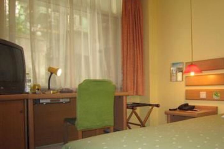 Room 9 of 35