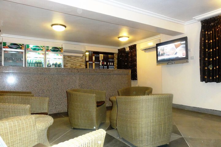 Lounge 34 of 42
