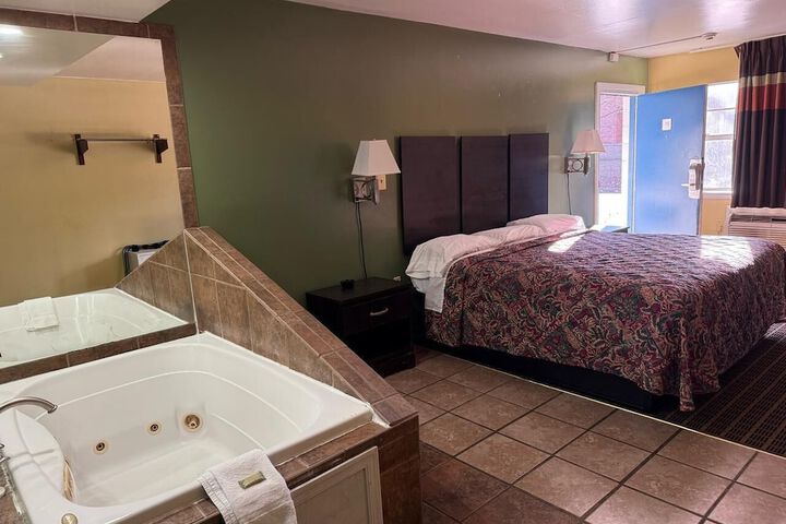 Standard Single Room 1 King Bed (1 of 18)