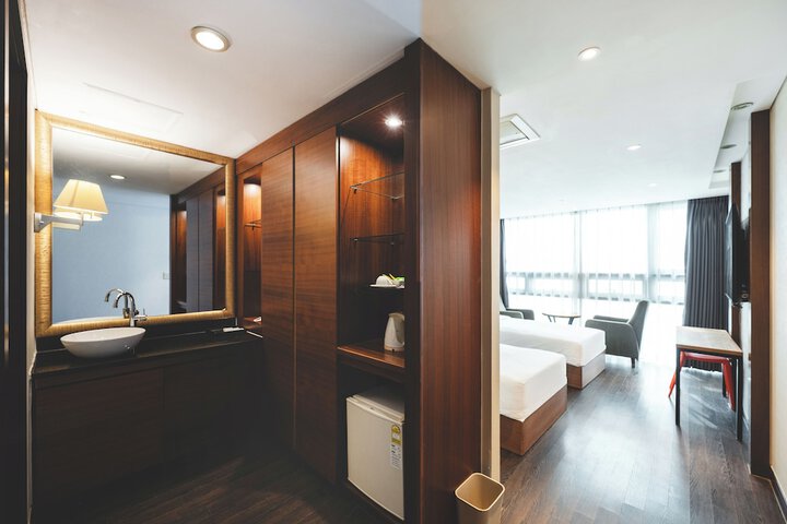 Room 12 of 151