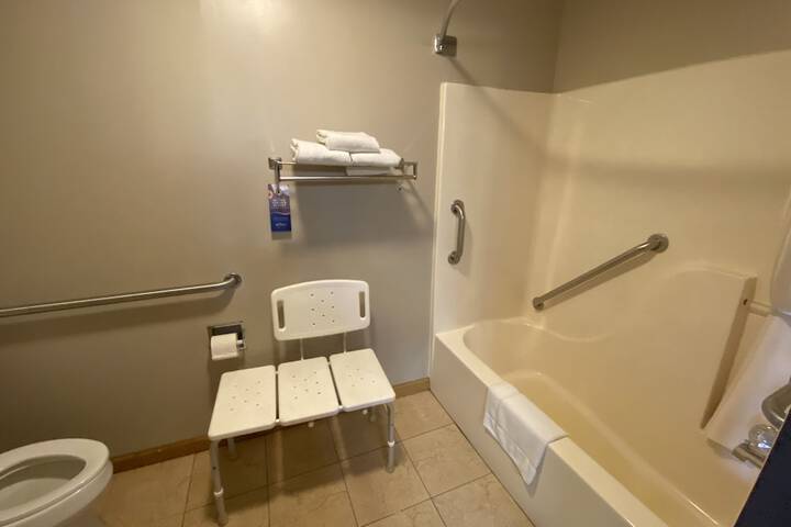 1 Queen Bed Accessible Room (14 of 18)