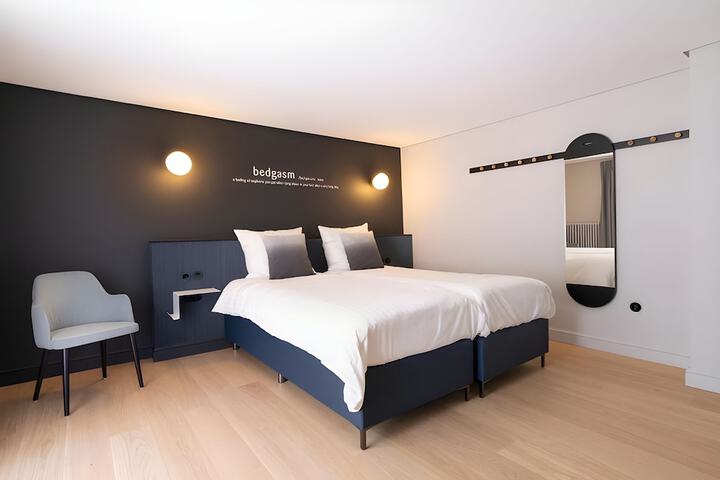 Room 10 of 65