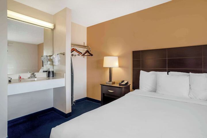 1 King Bed (3 of 19)