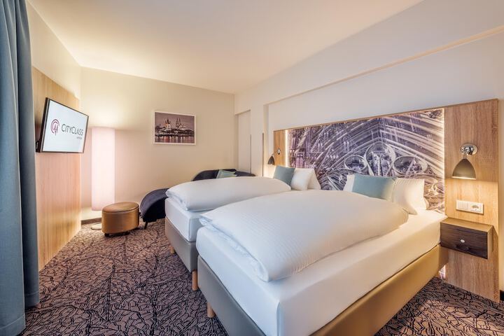 Room 32 of 60