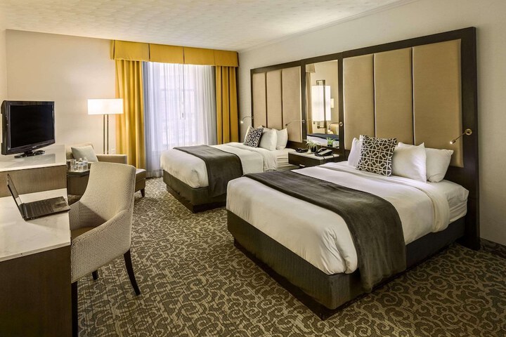 1 Queen Bed (10 of 14)