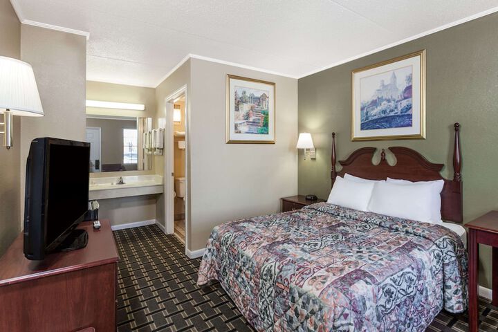 1 Queen Bed Accessible (2 of 7)