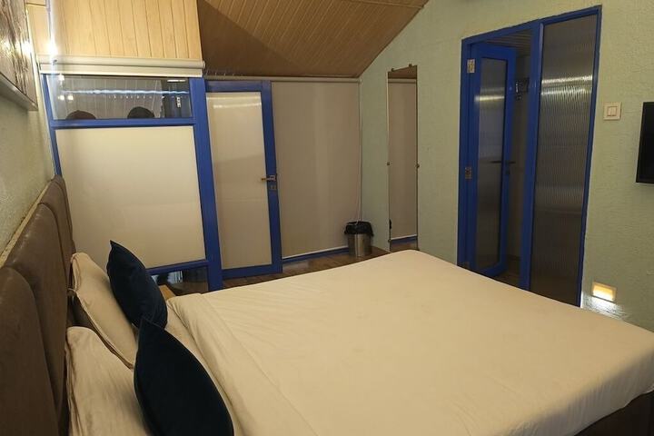 Room 13 of 36