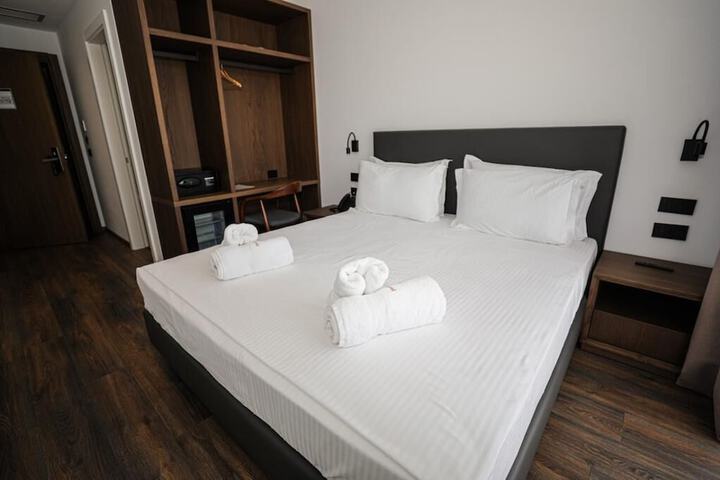 Room 2 of 8