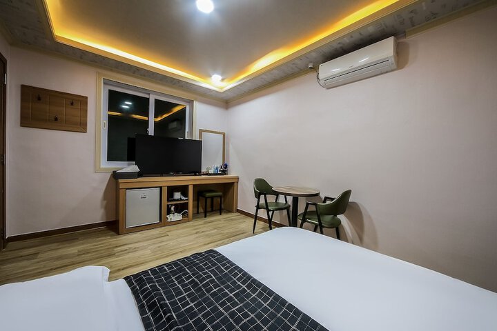 Room 9 of 10