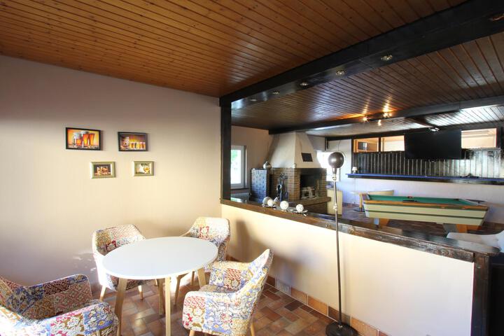 Lounge 30 of 67