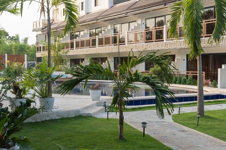 Hotel Exterior 80 of 82