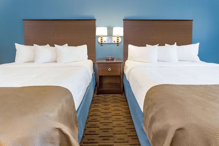 2 Queen Beds (8 of 13)
