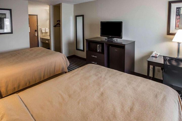 2 Queen Beds (6 of 7)