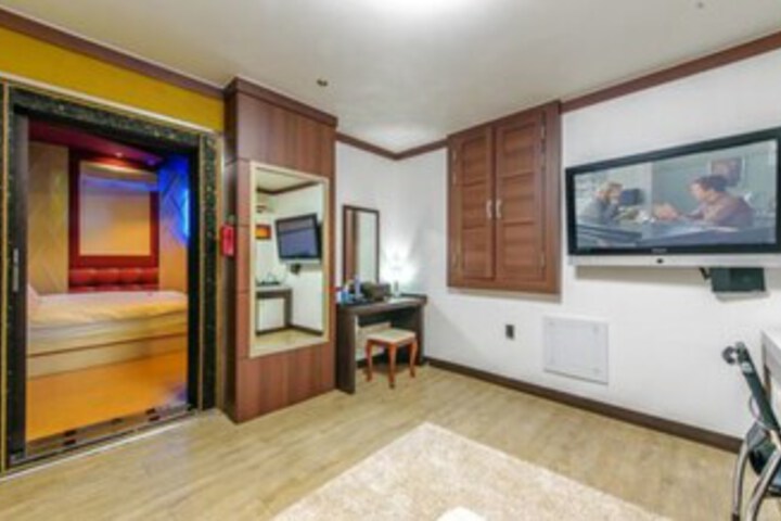Room 35 of 37
