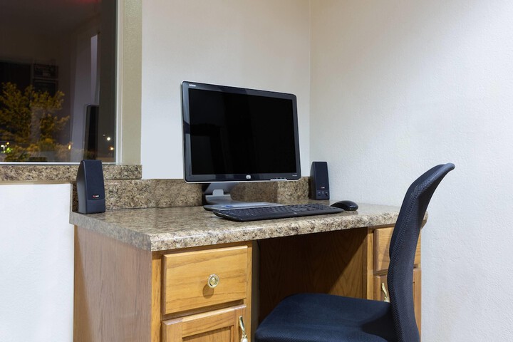 Business Center 17 of 18