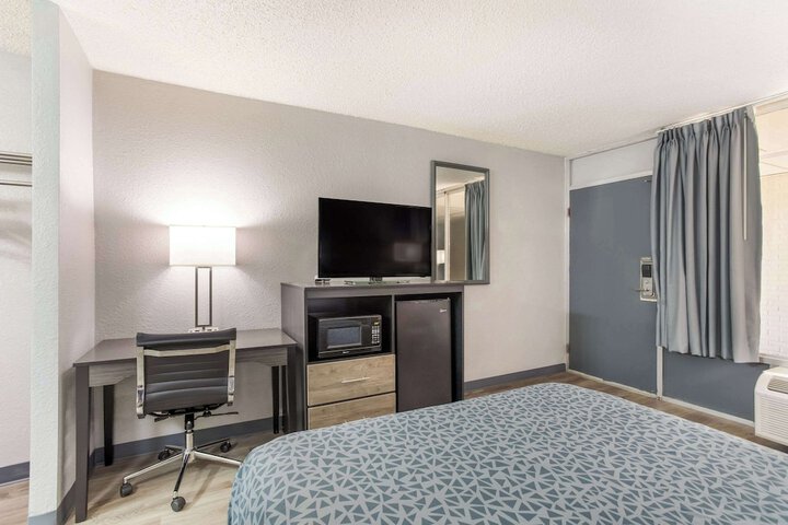 1 Queen Bed (10 of 13)
