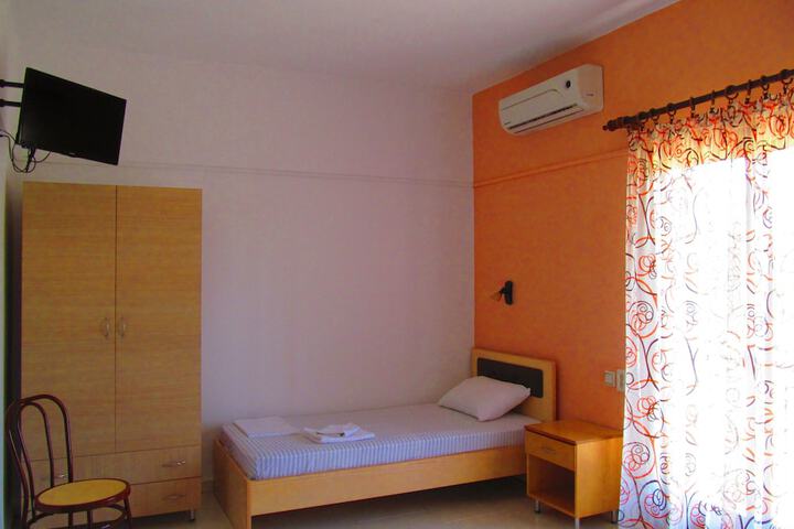 Room 2 of 28