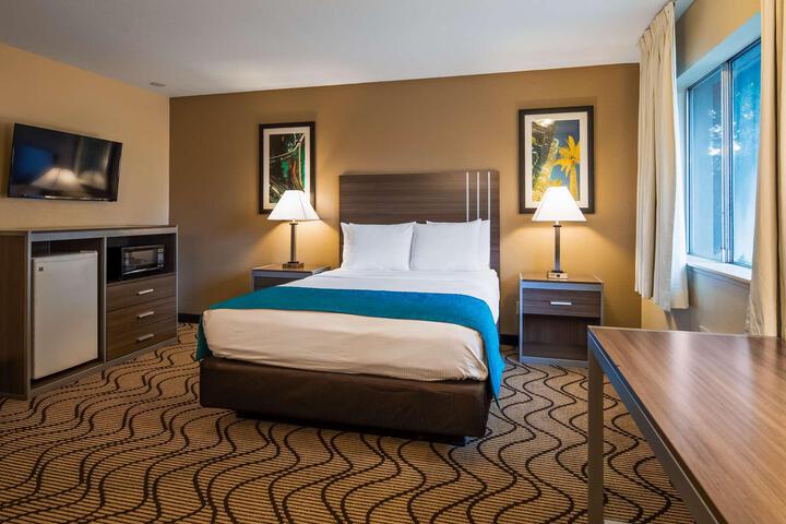 1 Queen Bed Desk Microwave and Refrigerator WiFi Full Breakfast (4 of 21)