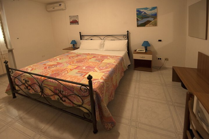 Room 6 of 33