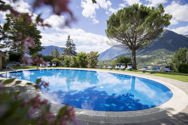 Pool 44 of 77