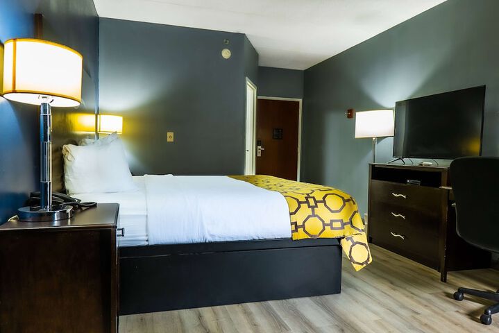 1 King Bed (12 of 40)