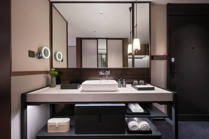 Room 12 of 37