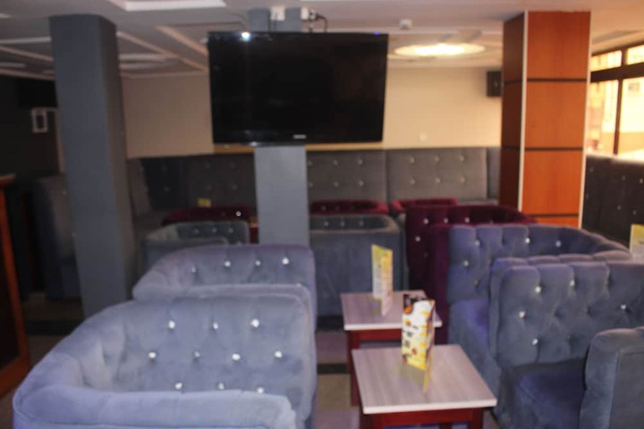 Lounge 33 of 41