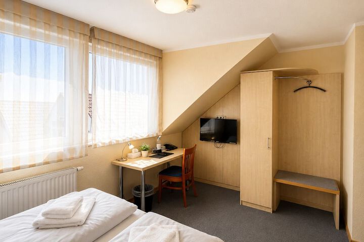 Room 9 of 28