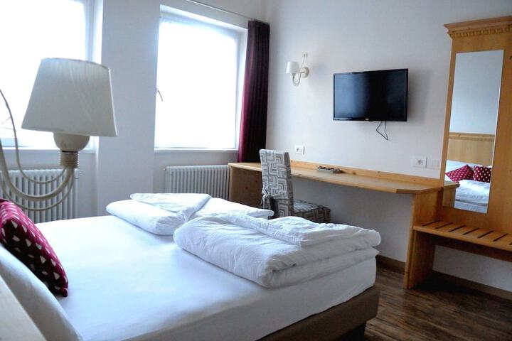 Room 3 of 61