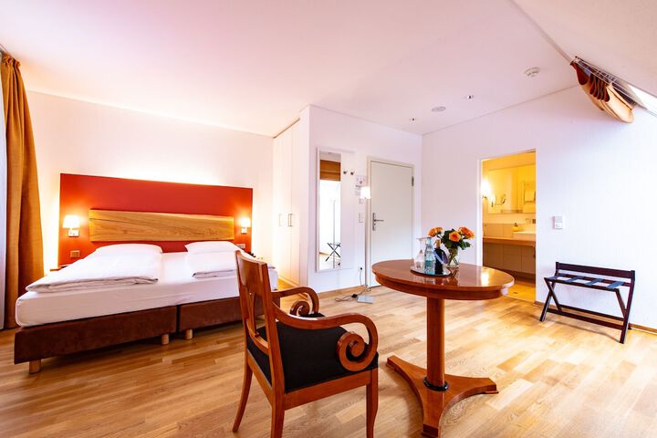 Room 10 of 77